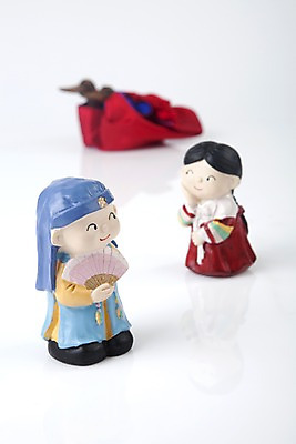 포토 JPG 스튜디오촬영 한국문화 한국전통 전통 커플 명절 한쌍 인형 새해 전통소품 한국 실내 누끼 사람없음 아웃포커스 장식 보자기 전통의상 원앙 오브젝트 목각인형 사람인형 종이인형 국내포토 동양문화 기념일 아시아 관계 조류 촬영기법 내부 파일형식 천_직물
