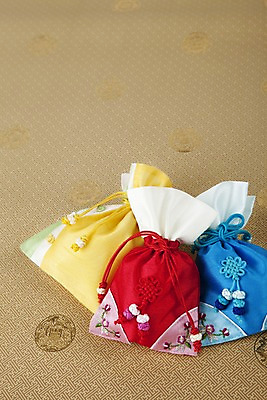 포토 JPG 스튜디오촬영 한국문화 한국전통 전통 문양 잡화 명절 종이 무늬 꽃무늬 패턴 장신구 새해 복주머니 전통소품 한국 실내 사람없음 전통무늬 끈 전통의상 한지 오브젝트 매듭 향주머니 자수 국내포토 동양문화 기념일 꽃 아시아 내부 주머니 파일형식