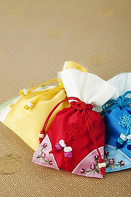 포토 JPG 스튜디오촬영 한국문화 한국전통 전통 문양 잡화 명절 종이 무늬 꽃무늬 패턴 장신구 새해 복주머니 전통소품 한국 실내 사람없음 전통무늬 끈 전통의상 한지 오브젝트 매듭 향주머니 자수 국내포토 동양문화 기념일 꽃 아시아 내부 주머니 파일형식