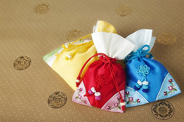 포토 JPG 스튜디오촬영 한국문화 한국전통 전통 문양 잡화 명절 종이 무늬 꽃무늬 패턴 장신구 새해 복주머니 전통소품 한국 실내 사람없음 전통무늬 끈 전통의상 한지 오브젝트 매듭 향주머니 자수 국내포토 동양문화 기념일 꽃 아시아 내부 주머니 파일형식