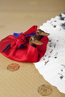 포토 JPG 스튜디오촬영 한국문화 한국전통 전통 문양 명절 종이 한쌍 인형 무늬 패턴 조류 새해 전통소품 한국 실내 사람없음 아웃포커스 전통무늬 학 보자기 부채 원앙 동양화 한지 오브젝트 그림 목각인형 국내포토 동물 동양문화 기념일 아시아 촬영기법 미술 내부 파일형식 천_직물