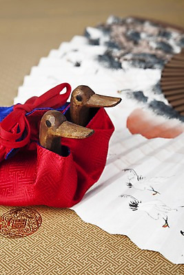 포토 JPG 스튜디오촬영 한국문화 한국전통 전통 문양 명절 종이 한쌍 인형 무늬 패턴 조류 새해 전통소품 한국 실내 사람없음 아웃포커스 전통무늬 학 보자기 부채 원앙 동양화 한지 오브젝트 그림 목각인형 국내포토 동물 동양문화 기념일 아시아 촬영기법 미술 내부 파일형식 천_직물