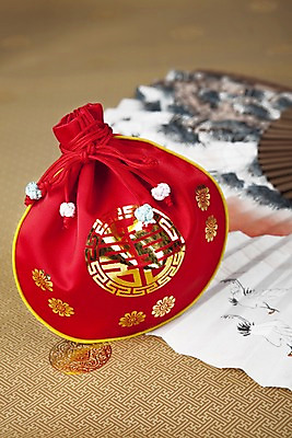 포토 JPG 스튜디오촬영 한국문화 한국전통 전통 문양 잡화 명절 종이 무늬 패턴 장신구 조류 새해 복주머니 전통소품 한국 실내 근접촬영 사람없음 아웃포커스 전통무늬 학 끈 부채 전통의상 동양화 한지 오브젝트 그림 매듭 향주머니 금박 금박장식 국내포토 동물 동양문화 기념일 아시아 뷰포인트 촬영기법 미술 내부 장식 주머니 파일형식