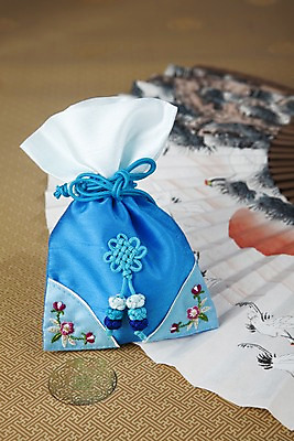 포토 JPG 스튜디오촬영 한국문화 한국전통 전통 문양 잡화 명절 꽃 종이 무늬 패턴 장신구 조류 새해 복주머니 전통소품 한국 실내 사람없음 아웃포커스 전통무늬 학 끈 부채 전통의상 동양화 한지 오브젝트 그림 매듭 향주머니 자수 국내포토 식물 동물 동양문화 기념일 아시아 촬영기법 미술 내부 주머니 파일형식