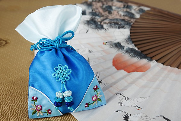 포토 JPG 스튜디오촬영 한국문화 한국전통 전통 문양 잡화 명절 꽃 종이 무늬 패턴 장신구 조류 새해 복주머니 전통소품 한국 실내 사람없음 아웃포커스 전통무늬 학 끈 부채 전통의상 동양화 한지 오브젝트 그림 매듭 향주머니 자수 국내포토 식물 동물 동양문화 기념일 아시아 촬영기법 미술 내부 주머니 파일형식