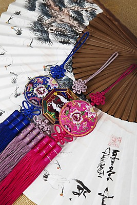 포토 JPG 스튜디오촬영 한국문화 한국전통 전통 잡화 종이 장신구 조류 새해 전통소품 한국 실내 사람없음 도장 전통무늬 학 부채 전통의상 보석 동양화 한지 오브젝트 그림 노리개 낙관 국내포토 동물 동양문화 아시아 무늬 미술 내부 광석 파일형식