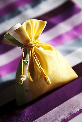 포토 JPG 스튜디오촬영 한국문화 한국전통 전통 잡화 명절 무늬 패턴 장신구 새해 복주머니 전통소품 한국 실내 사람없음 아웃포커스 줄무늬 끈 전통의상 오브젝트 매듭 향주머니 국내포토 동양문화 기념일 아시아 촬영기법 내부 주머니 파일형식