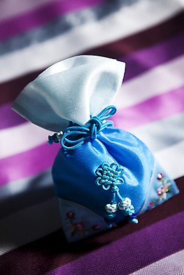 포토 JPG 스튜디오촬영 한국문화 한국전통 전통 잡화 명절 무늬 꽃무늬 패턴 장신구 새해 복주머니 전통소품 한국 실내 사람없음 아웃포커스 전통무늬 줄무늬 끈 전통의상 오브젝트 매듭 향주머니 자수 국내포토 동양문화 기념일 꽃 아시아 촬영기법 내부 주머니 파일형식