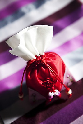 포토 JPG 스튜디오촬영 한국문화 한국전통 전통 잡화 명절 무늬 패턴 장신구 새해 복주머니 전통소품 한국 실내 사람없음 아웃포커스 전통무늬 줄무늬 끈 전통의상 오브젝트 매듭 향주머니 국내포토 동양문화 기념일 아시아 촬영기법 내부 주머니 파일형식