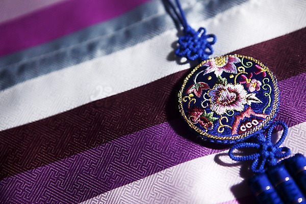 포토 JPG 스튜디오촬영 한국문화 한국전통 전통 잡화 명절 무늬 꽃무늬 패턴 장신구 새해 전통소품 한국 실내 근접촬영 사람없음 아웃포커스 전통무늬 줄무늬 전통의상 보석 오브젝트 노리개 자수 국내포토 동양문화 기념일 꽃 아시아 뷰포인트 촬영기법 내부 광석 파일형식