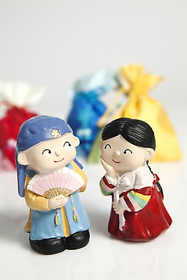 포토 JPG 스튜디오촬영 한국문화 한국전통 전통 명절 인형 복주머니 전통소품 실내 근접촬영 사람없음 아웃포커스 장식 오브젝트 사람인형 종이인형 국내포토 동양문화 기념일 뷰포인트 한국 촬영기법 내부 파일형식