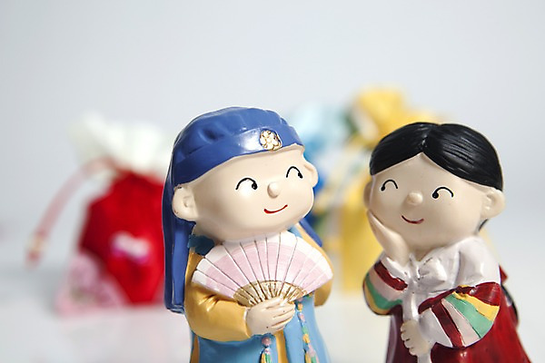 포토 JPG 스튜디오촬영 한국문화 한국전통 전통 명절 인형 복주머니 전통소품 실내 근접촬영 사람없음 아웃포커스 장식 오브젝트 사람인형 종이인형 국내포토 동양문화 기념일 뷰포인트 한국 촬영기법 내부 파일형식