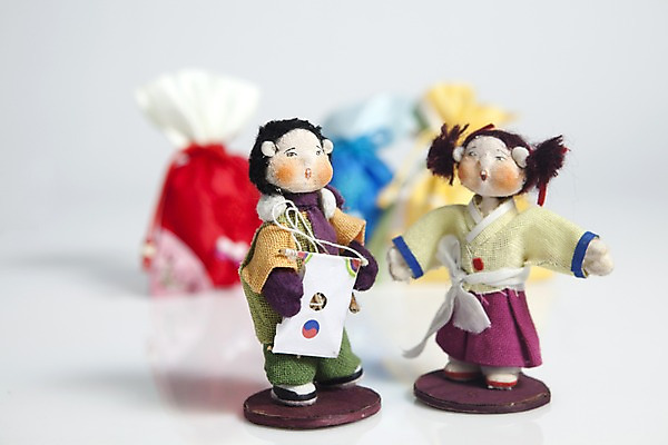 포토 JPG 스튜디오촬영 한국문화 한국전통 전통 명절 인형 복주머니 전통소품 실내 사람없음 아웃포커스 장식 오브젝트 종이인형 닥종이인형 국내포토 동양문화 기념일 한국 촬영기법 내부 파일형식