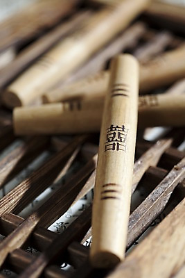 포토 JPG 스튜디오촬영 한국문화 한국전통 전통 명절 생활용품 새해 전통소품 한국 실내 사람없음 아웃포커스 놀이용품 전통놀이 윷 윷놀이 나무틀 오브젝트 창틀 국내포토 동양문화 기념일 아시아 창문 놀이 촬영기법 틀 내부 파일형식