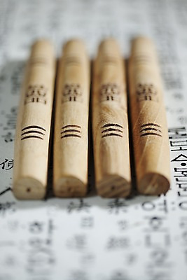 포토 JPG 스튜디오촬영 문자 한국문화 한국전통 전통 기호 명절 종이 생활용품 새해 전통소품 한국 실내 근접촬영 한글 사람없음 아웃포커스 놀이용품 전통놀이 윷 윷놀이 한지 오브젝트 국내포토 동양문화 기념일 아시아 뷰포인트 놀이 촬영기법 내부 파일형식