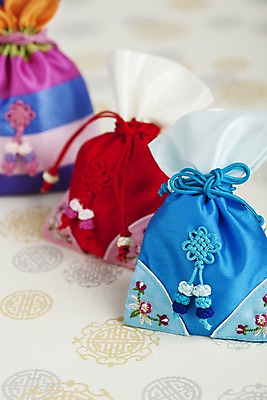 포토 JPG 스튜디오촬영 한국문화 한국전통 전통 문양 잡화 명절 종이 무늬 꽃무늬 패턴 장신구 새해 복주머니 전통소품 한국 실내 사람없음 아웃포커스 전통무늬 끈 전통의상 한지 오브젝트 매듭 향주머니 자수 국내포토 동양문화 기념일 꽃 아시아 촬영기법 내부 주머니 파일형식