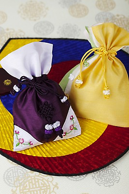 포토 JPG 스튜디오촬영 한국문화 한국전통 전통 문양 잡화 명절 종이 무늬 꽃무늬 패턴 장신구 새해 복주머니 전통소품 한국 실내 사람없음 전통무늬 전통문양 끈 부채 전통의상 한지 오브젝트 태극 매듭 향주머니 자수 태극선 국내포토 동양문화 기념일 꽃 아시아 내부 주머니 전통부채 파일형식