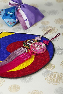 포토 JPG 스튜디오촬영 한국문화 한국전통 전통 문양 잡화 명절 종이 무늬 꽃무늬 패턴 장신구 새해 복주머니 전통소품 한국 실내 사람없음 아웃포커스 전통문양 부채 전통의상 보석 한지 오브젝트 노리개 태극 자수 태극선 국내포토 동양문화 기념일 꽃 아시아 촬영기법 내부 광석 전통부채 파일형식