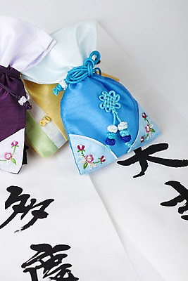 포토 JPG 스튜디오촬영 문자 한국문화 한국전통 전통 기호 잡화 명절 종이 꽃무늬 장신구 서예 새해 복주머니 전통소품 한국 실내 사람없음 전통무늬 한자 끈 전통의상 한지 오브젝트 매듭 향주머니 자수 화선지 국내포토 동양문화 기념일 꽃 아시아 무늬 내부 주머니 파일형식