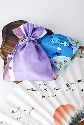 포토 JPG 스튜디오촬영 식물 한국문화 한국전통 전통 잡화 명절 종이 꽃무늬 장신구 조류 새해 복주머니 전통소품 한국 실내 사람없음 목재 태양 전통무늬 학 소나무 끈 부채 전통의상 동양화 한지 오브젝트 그림 매듭 향주머니 자수 국내포토 자연요소 나무 동물 동양문화 기념일 꽃 아시아 무늬 재료 미술 내부 주머니 파일형식