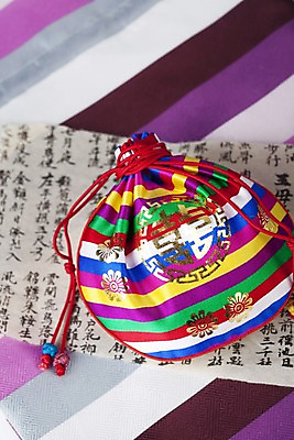 포토 JPG 스튜디오촬영 문자 한국문화 한국전통 전통 기호 잡화 명절 무늬 패턴 장신구 서예 새해 복주머니 전통소품 한국 실내 근접촬영 사람없음 아웃포커스 컬러풀 전통무늬 한자 줄무늬 끈 전통의상 오브젝트 향주머니 색동 금박 금박장식 세필 국내포토 동양문화 기념일 아시아 뷰포인트 컬러 촬영기법 내부 장식 주머니 파일형식