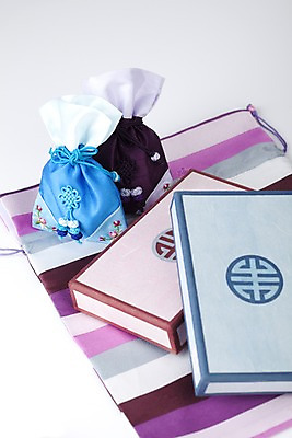 포토 JPG 스튜디오촬영 한국문화 한국전통 전통 잡화 명절 생활용품 무늬 꽃무늬 패턴 장신구 새해 복주머니 전통소품 한국 실내 사람없음 상자 전통무늬 줄무늬 끈 전통의상 종이상자 오브젝트 매듭 향주머니 자수 국내포토 동양문화 기념일 꽃 아시아 내부 주머니 파일형식