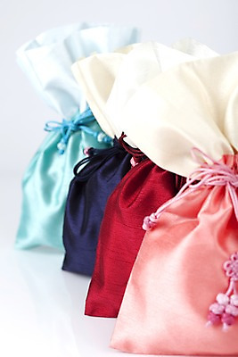 포토 JPG 스튜디오촬영 한국문화 한국전통 전통 잡화 명절 장신구 새해 복주머니 전통소품 한국 실내 사람없음 아웃포커스 끈 전통의상 오브젝트 매듭 향주머니 국내포토 동양문화 기념일 아시아 촬영기법 내부 주머니 파일형식