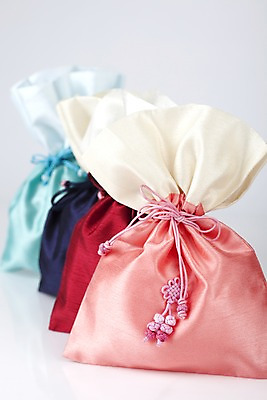 포토 JPG 스튜디오촬영 한국문화 한국전통 전통 잡화 명절 장신구 새해 복주머니 전통소품 한국 실내 근접촬영 사람없음 아웃포커스 끈 전통의상 오브젝트 매듭 향주머니 국내포토 동양문화 기념일 아시아 뷰포인트 촬영기법 내부 주머니 파일형식