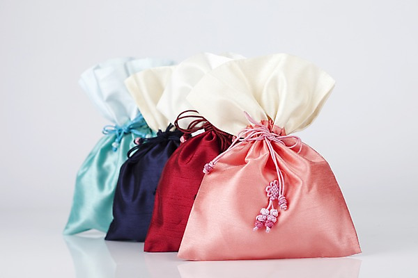 포토 JPG 스튜디오촬영 한국문화 한국전통 전통 잡화 명절 장신구 새해 복주머니 전통소품 한국 실내 누끼 사람없음 끈 전통의상 오브젝트 매듭 향주머니 국내포토 동양문화 기념일 아시아 내부 주머니 파일형식