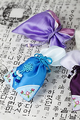 포토 JPG 스튜디오촬영 문자 한국문화 한국전통 전통 기호 잡화 명절 종이 꽃무늬 장신구 새해 복주머니 전통소품 한국 실내 한글 사람없음 전통무늬 끈 전통의상 한지 오브젝트 매듭 향주머니 자수 국내포토 동양문화 기념일 꽃 아시아 무늬 내부 주머니 파일형식