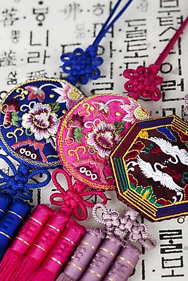 포토 JPG 스튜디오촬영 문자 한국문화 한국전통 전통 기호 잡화 명절 종이 꽃무늬 장신구 조류 새해 전통소품 한국 실내 근접촬영 한글 사람없음 전통무늬 학 전통의상 보석 한지 오브젝트 노리개 자수 국내포토 동물 동양문화 기념일 꽃 아시아 뷰포인트 무늬 내부 광석 파일형식