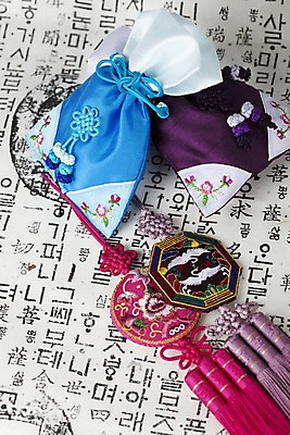 포토 JPG 스튜디오촬영 문자 한국문화 한국전통 전통 기호 잡화 명절 종이 꽃무늬 장신구 조류 새해 복주머니 전통소품 한국 실내 한글 사람없음 전통무늬 학 끈 전통의상 한지 오브젝트 노리개 매듭 향주머니 자수 국내포토 동물 동양문화 기념일 꽃 아시아 무늬 내부 주머니 파일형식