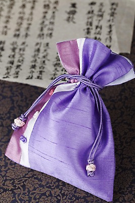 포토 JPG 스튜디오촬영 문자 한국문화 한국전통 전통 기호 잡화 명절 종이 무늬 패턴 장신구 서예 새해 복주머니 전통소품 한국 실내 근접촬영 사람없음 아웃포커스 한자 끈 전통의상 한지 오브젝트 향주머니 세필 국내포토 동양문화 기념일 아시아 뷰포인트 촬영기법 내부 주머니 파일형식