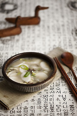 포토 JPG 스튜디오촬영 문자 한국문화 한국전통 전통 그릇 기호 명절 종이 한식 음식 한쌍 조각 젓가락 새해 전통소품 한국 수저 실내 한글 사람없음 아웃포커스 설날 숟가락 대접 천 원앙 한지 오브젝트 겨울음식 목각인형 떡국 조각_조소 국내포토 동양문화 식기 기념일 아시아 인형 겨울 조류 촬영기법 내부 전통음식 직물 조소 파일형식