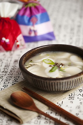 포토 JPG 스튜디오촬영 문자 한국문화 한국전통 전통 그릇 기호 명절 종이 한식 음식 젓가락 새해 복주머니 전통소품 한국 수저 실내 한글 사람없음 아웃포커스 설날 숟가락 대접 천 한지 오브젝트 겨울음식 떡국 국내포토 동양문화 식기 기념일 아시아 겨울 촬영기법 내부 전통음식 직물 파일형식