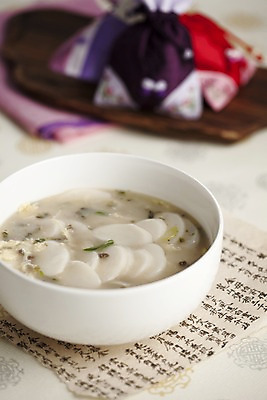 포토 JPG 스튜디오촬영 문자 한국문화 한국전통 전통 그릇 기호 명절 종이 한식 음식 무늬 패턴 서예 새해 복주머니 전통소품 한국 실내 한글 사람없음 아웃포커스 설날 한자 대접 한지 오브젝트 겨울음식 떡국 세필 국내포토 동양문화 식기 기념일 아시아 겨울 촬영기법 내부 전통음식 파일형식