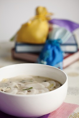 포토 JPG 스튜디오촬영 한국문화 한국전통 전통 그릇 명절 한식 음식 새해 복주머니 전통소품 한국 실내 사람없음 아웃포커스 설날 대접 오브젝트 겨울음식 떡국 국내포토 동양문화 식기 기념일 아시아 겨울 촬영기법 내부 전통음식 파일형식