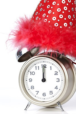 포토 JPG 스튜디오촬영 시계 생활용품 새해 실내 사람없음 고깔모자 자명종 오브젝트 정각 2010년 경인년 12시 국내포토 모자_잡화 내부 알람 시간 연도 파일형식