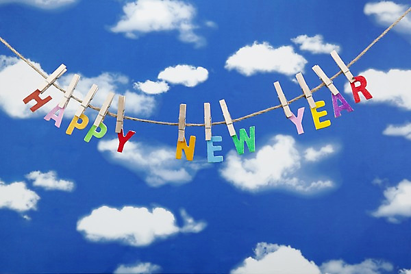 포토 JPG 스튜디오촬영 구름 문자 기호 알파벳 영어 줄 문장 백그라운드 하늘 새해 실내 집게 사람없음 사무용품 새해인사 끈 인사말 오브젝트 2010년 해피뉴이어 경인년 종이집게 국내포토 자연요소 문구용품 내부 인사 연도 파일형식