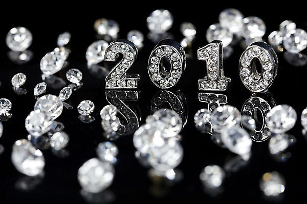 포토 JPG 스튜디오촬영 문자 기호 백그라운드 장신구 새해 실내 사람없음 아웃포커스 빛 반짝임 숫자 반사 보석 오브젝트 2010년 경인년 큐빅 국내포토 모션 촬영기법 내부 광석 연도 파일형식