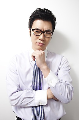 포토 JPG 라이프스타일 남자 생각 비즈니스 스트레스 실내 한명 사람 동양인 손짓 상반신 20대 성인 비즈니스라이프 턱괴기 한국인 직장인 비즈니스맨 찡그림 고민 남자만 남자한명만 성인남자만 청년만 청년남자만 청년남자한명만 성인한명만 성인남자한명만 성인만 국내포토 직업 1 감정 모션 표정 인종 청년 내부 생활 파일형식