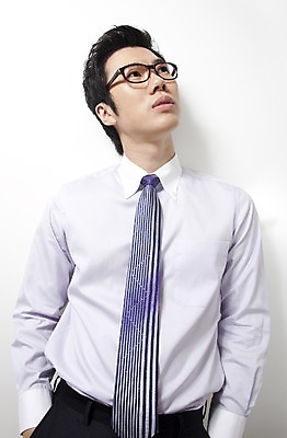 포토 JPG 라이프스타일 남자 안경 포즈 비즈니스 실내 한명 사람 동양인 상반신 20대 성인 비즈니스라이프 한국인 직장인 비즈니스맨 남자만 남자한명만 성인남자만 청년만 청년남자만 청년남자한명만 성인한명만 성인남자한명만 성인만 국내포토 직업 1 잡화 인종 청년 내부 생활 파일형식