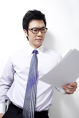 포토 JPG 라이프스타일 남자 안경 비즈니스 스트레스 실내 한명 들기 사람 동양인 손짓 상반신 20대 성인 비즈니스라이프 한국인 직장인 비즈니스맨 찡그림 문서 파일 남자만 남자한명만 성인남자만 청년만 청년남자만 청년남자한명만 성인한명만 성인남자한명만 성인만 국내포토 직업 1 잡화 모션 표정 인종 청년 내부 생활 파일형식
