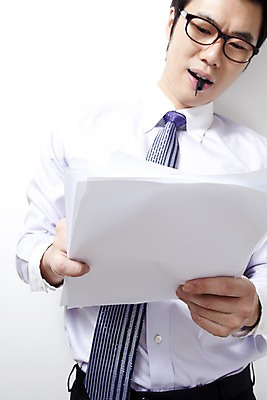 포토 JPG 라이프스타일 남자 안경 비즈니스 스트레스 실내 한명 들기 사람 동양인 손짓 상반신 20대 성인 비즈니스라이프 한국인 직장인 비즈니스맨 찡그림 문서 파일 남자만 남자한명만 성인남자만 청년만 청년남자만 청년남자한명만 성인한명만 성인남자한명만 성인만 국내포토 직업 1 잡화 모션 표정 인종 청년 내부 생활 파일형식