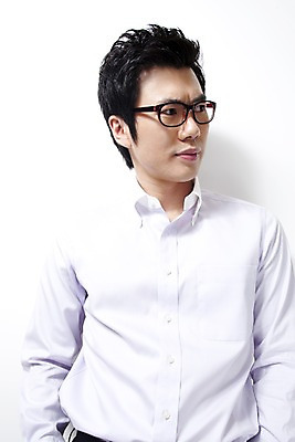 포토 JPG 라이프스타일 남자 안경 비즈니스 스트레스 실내 한명 사람 동양인 상반신 20대 성인 비즈니스라이프 한국인 직장인 비즈니스맨 찡그림 남자만 남자한명만 성인남자만 청년만 청년남자만 청년남자한명만 성인한명만 성인남자한명만 성인만 국내포토 직업 1 잡화 표정 인종 청년 내부 생활 파일형식