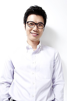 포토 JPG 라이프스타일 남자 안경 포즈 비즈니스 실내 한명 미소 웃음 사람 동양인 상반신 20대 성인 비즈니스라이프 한국인 직장인 비즈니스맨 남자만 남자한명만 성인남자만 청년만 청년남자만 청년남자한명만 성인한명만 성인남자한명만 성인만 국내포토 직업 1 잡화 표정 인종 청년 내부 생활 파일형식