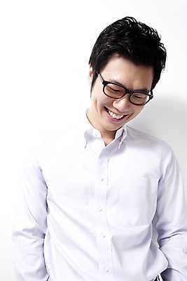 포토 JPG 라이프스타일 남자 안경 포즈 비즈니스 실내 한명 미소 웃음 사람 동양인 상반신 20대 성인 비즈니스라이프 한국인 직장인 비즈니스맨 남자만 남자한명만 성인남자만 청년만 청년남자만 청년남자한명만 성인한명만 성인남자한명만 성인만 국내포토 직업 1 잡화 표정 인종 청년 내부 생활 파일형식