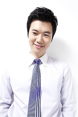 포토 JPG 라이프스타일 남자 포즈 비즈니스 실내 한명 미소 웃음 사람 동양인 상반신 20대 성인 비즈니스라이프 한국인 직장인 비즈니스맨 남자만 남자한명만 성인남자만 청년만 청년남자만 청년남자한명만 성인한명만 성인남자한명만 성인만 국내포토 직업 1 표정 인종 청년 내부 생활 파일형식