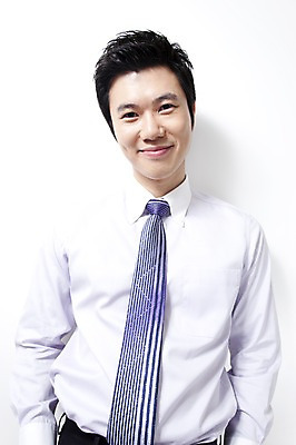 포토 JPG 라이프스타일 남자 포즈 비즈니스 실내 한명 사람 동양인 상반신 20대 성인 비즈니스라이프 한국인 직장인 비즈니스맨 남자만 남자한명만 성인남자만 청년만 청년남자만 청년남자한명만 성인한명만 성인남자한명만 성인만 국내포토 직업 1 인종 청년 내부 생활 파일형식