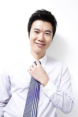 포토 JPG 라이프스타일 남자 비즈니스 실내 한명 사람 동양인 손짓 상반신 20대 성인 비즈니스라이프 한국인 직장인 비즈니스맨 남자만 남자한명만 성인남자만 청년만 청년남자만 청년남자한명만 성인한명만 성인남자한명만 성인만 국내포토 직업 1 모션 인종 청년 내부 생활 파일형식